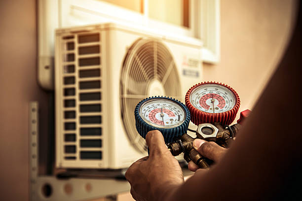 Professional Hvac technician working in Bardwell, TX
